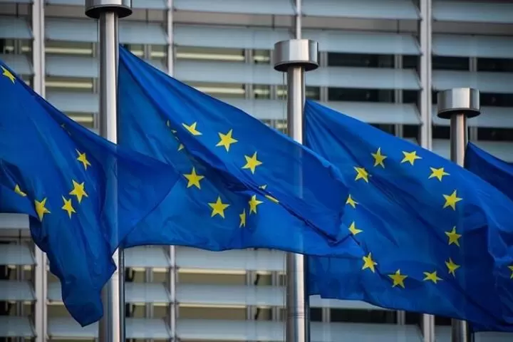Avrupa Komisyonu 1 milyar euroluk mali desteğin ilk taksitini Ukrayna'ya devretti